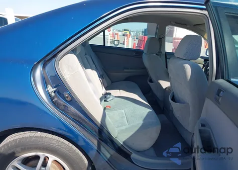 2004 Toyota Camry Le z USA, uszkodzony, nr VIN 4T1BE32K64U328933